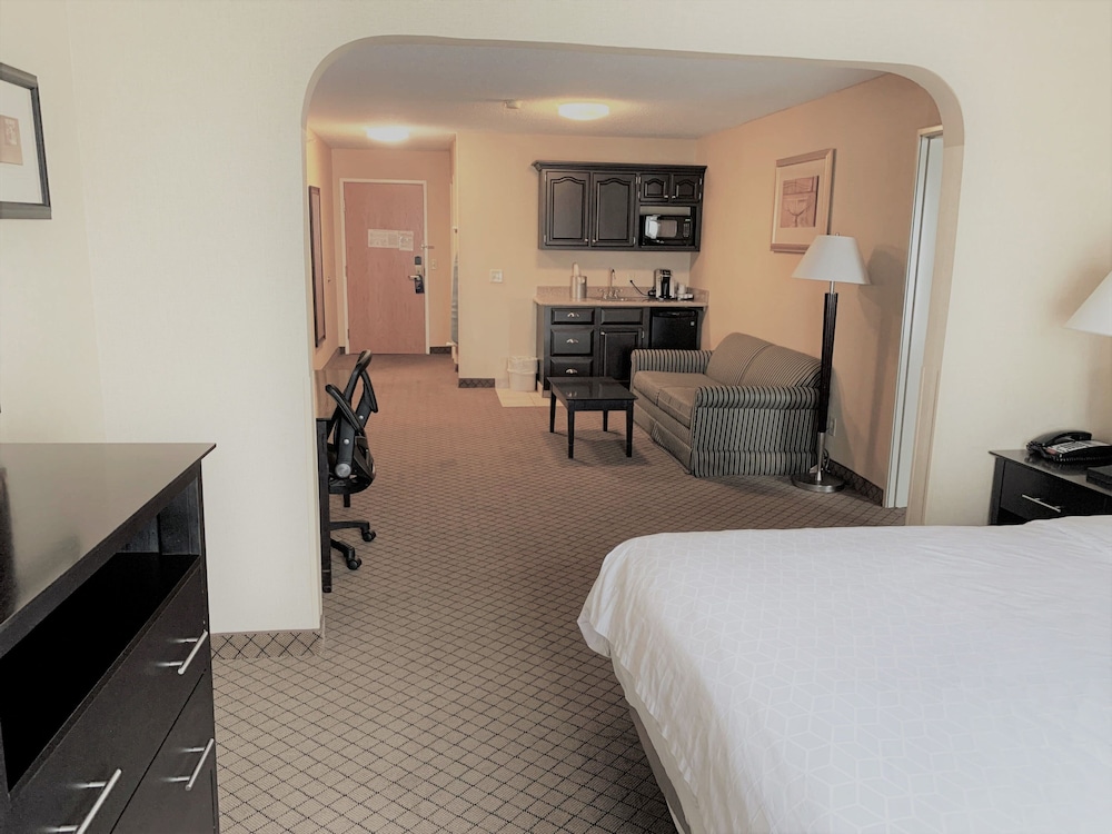 Holiday Inn Express Hotel Suites Plymouth 26/82