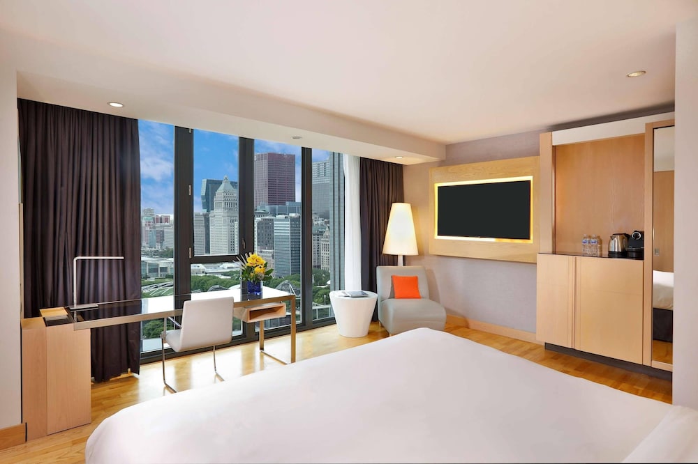 DELUXE, KING BED, ACCESSIBLE
