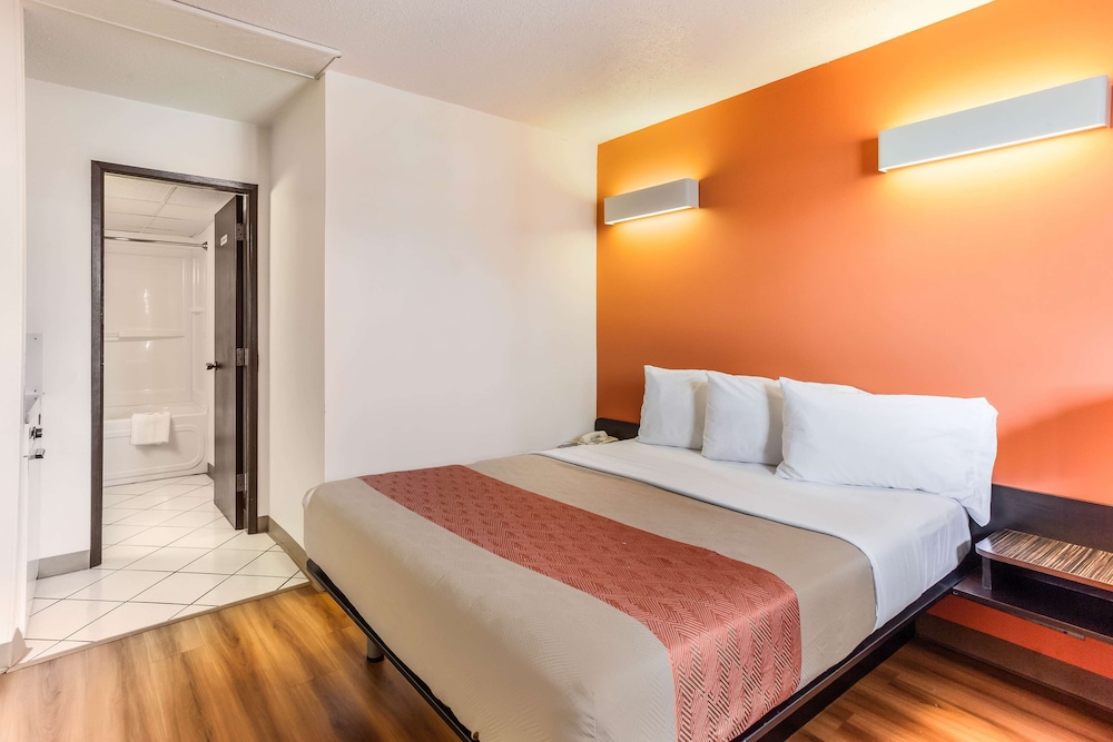 Deluxe, Queen Bed, Kitchenette