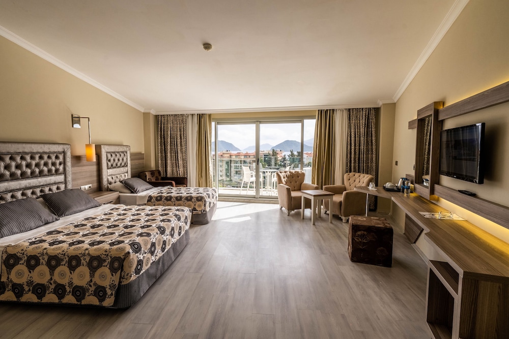 STANDARD, PARTIAL SEA VIEW
