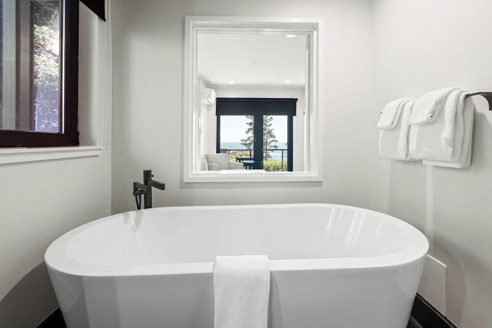 1 Bedroom, Lodge, Suite, King Bed, Ocean View, Sofa, Main Building، Black Rock Ocean Front Resort 2/3