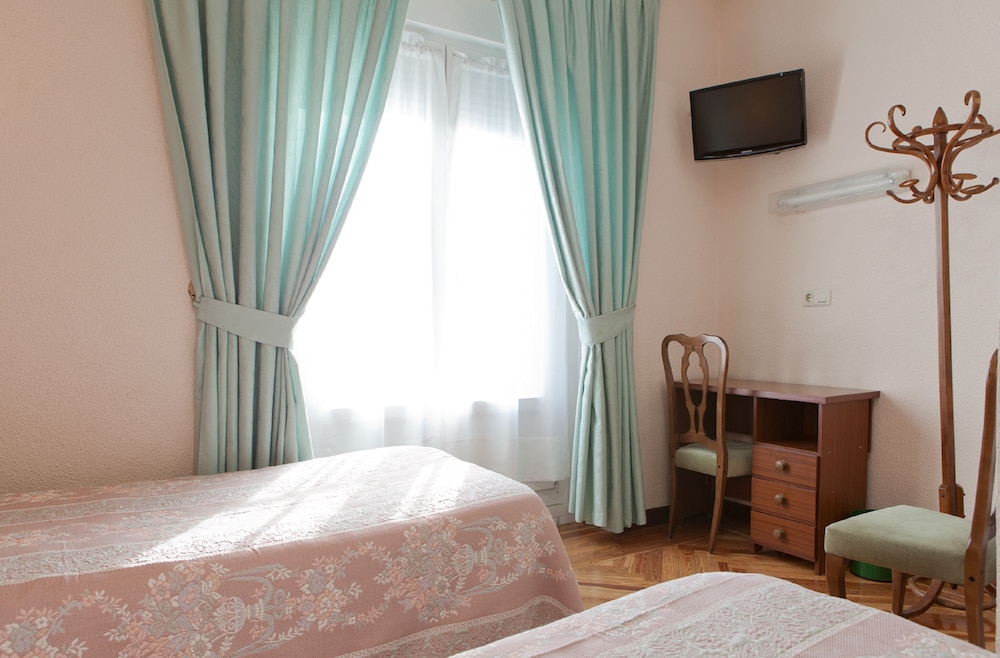 ROOM, QUADRUPLE