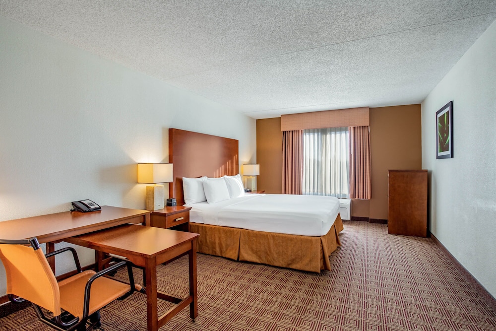 La Quinta Inn & Suites by Wyndham Danbury 17/58