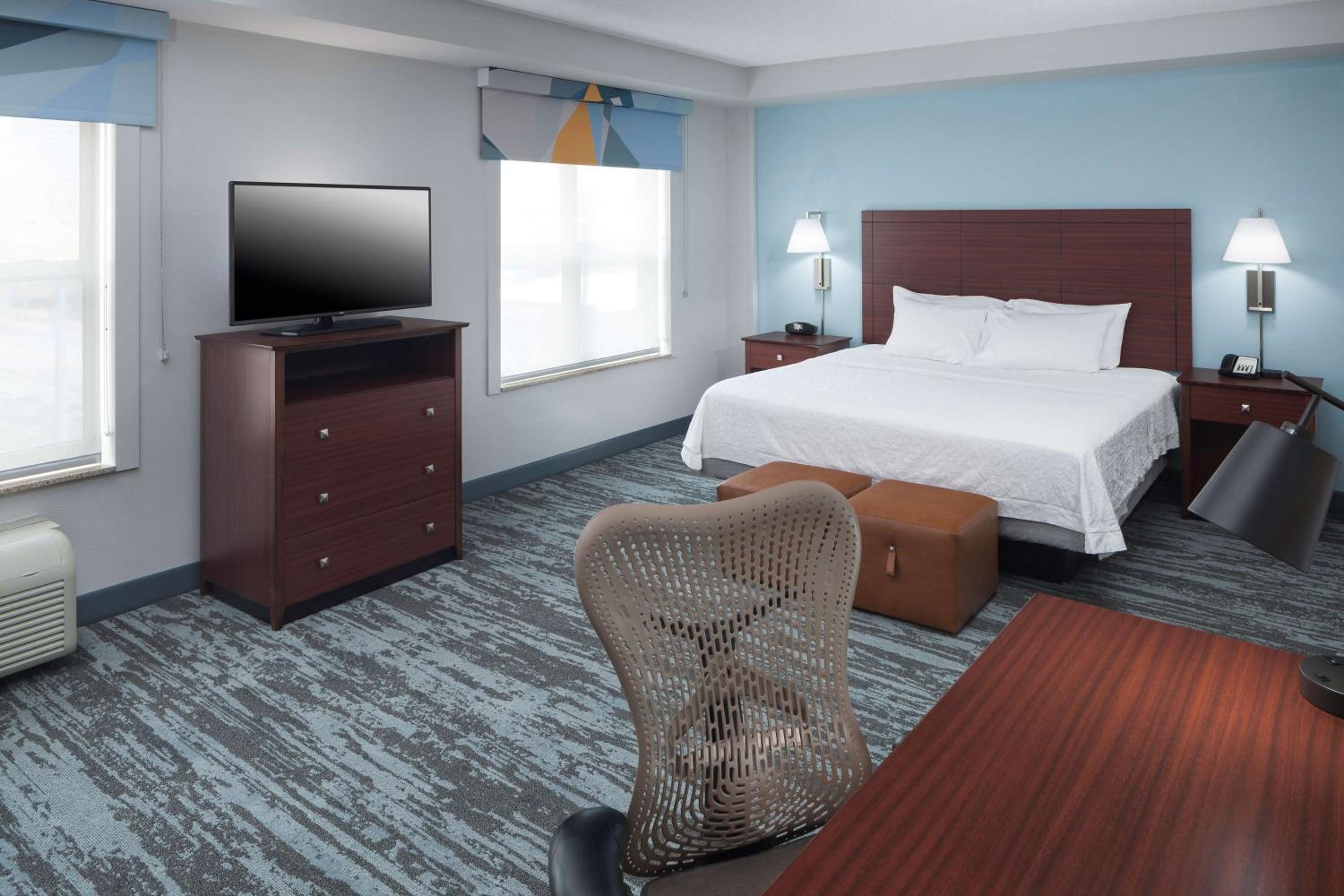 STUDIO, SUITE, KING BED, JETTED TUB