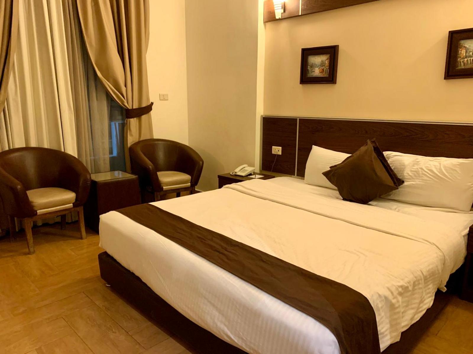 2 Bedrooms, Suite