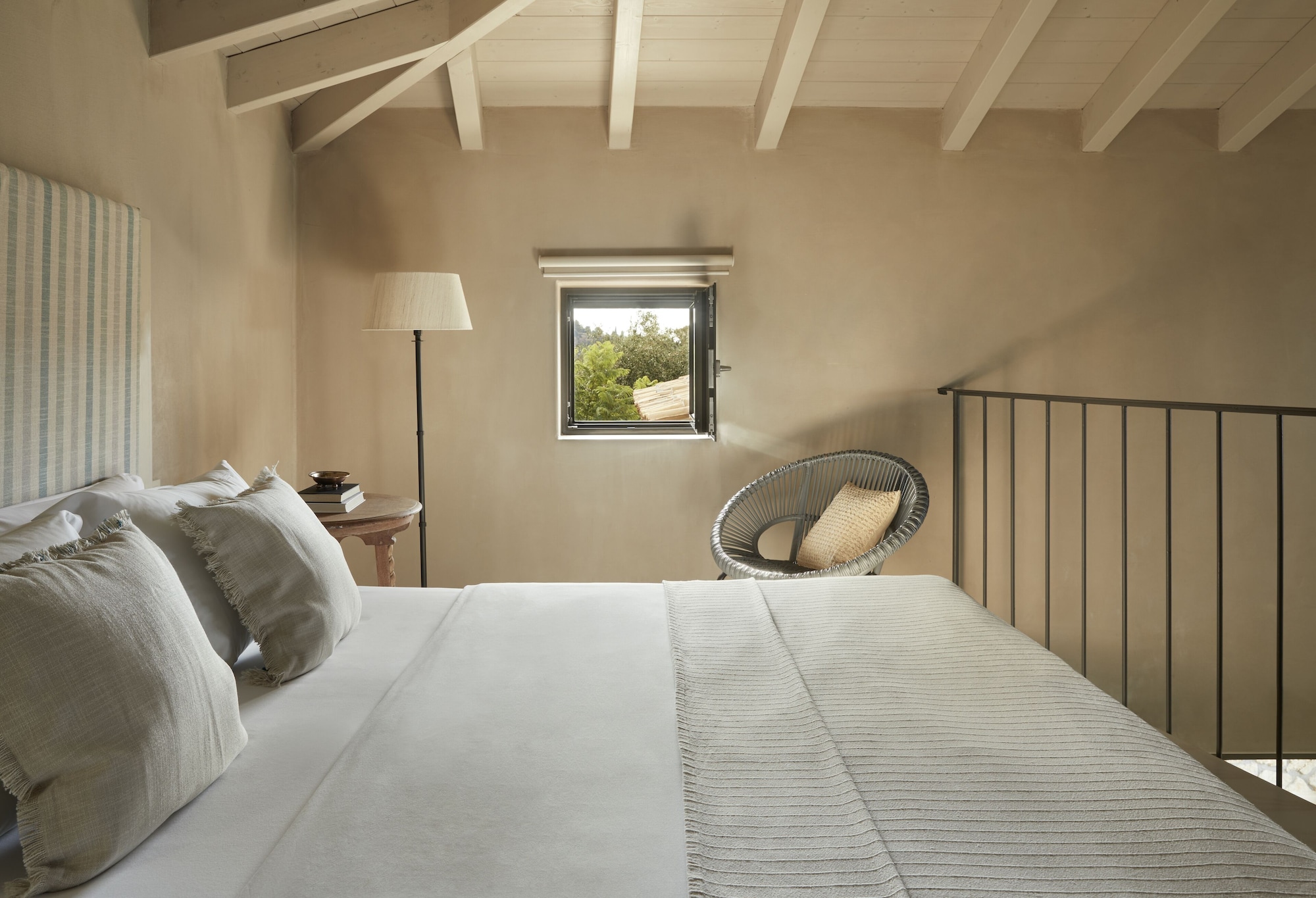 Mezzanine, Grand, Superior, Queen Bed