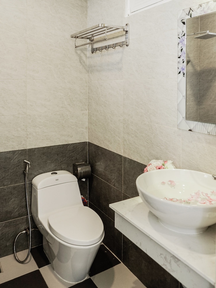 Quang Vinh Hotel 51/52