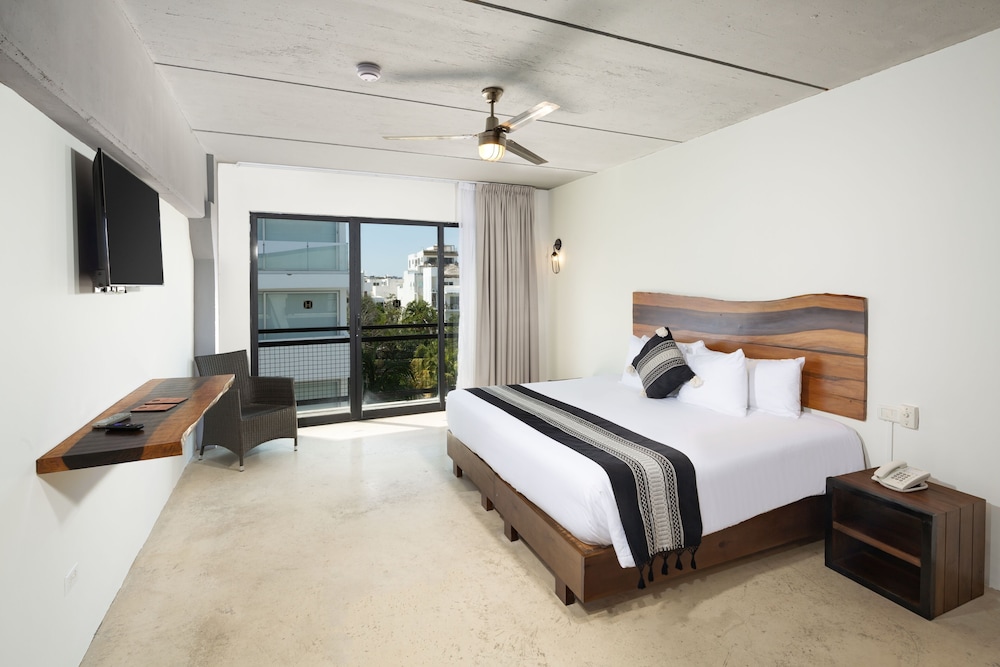 Sunday Hotel 52 at Playa del Carmen 13/50