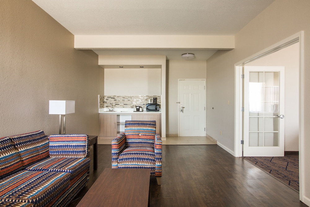 Baymont By Wyndham Albuquerque Airport 42/66