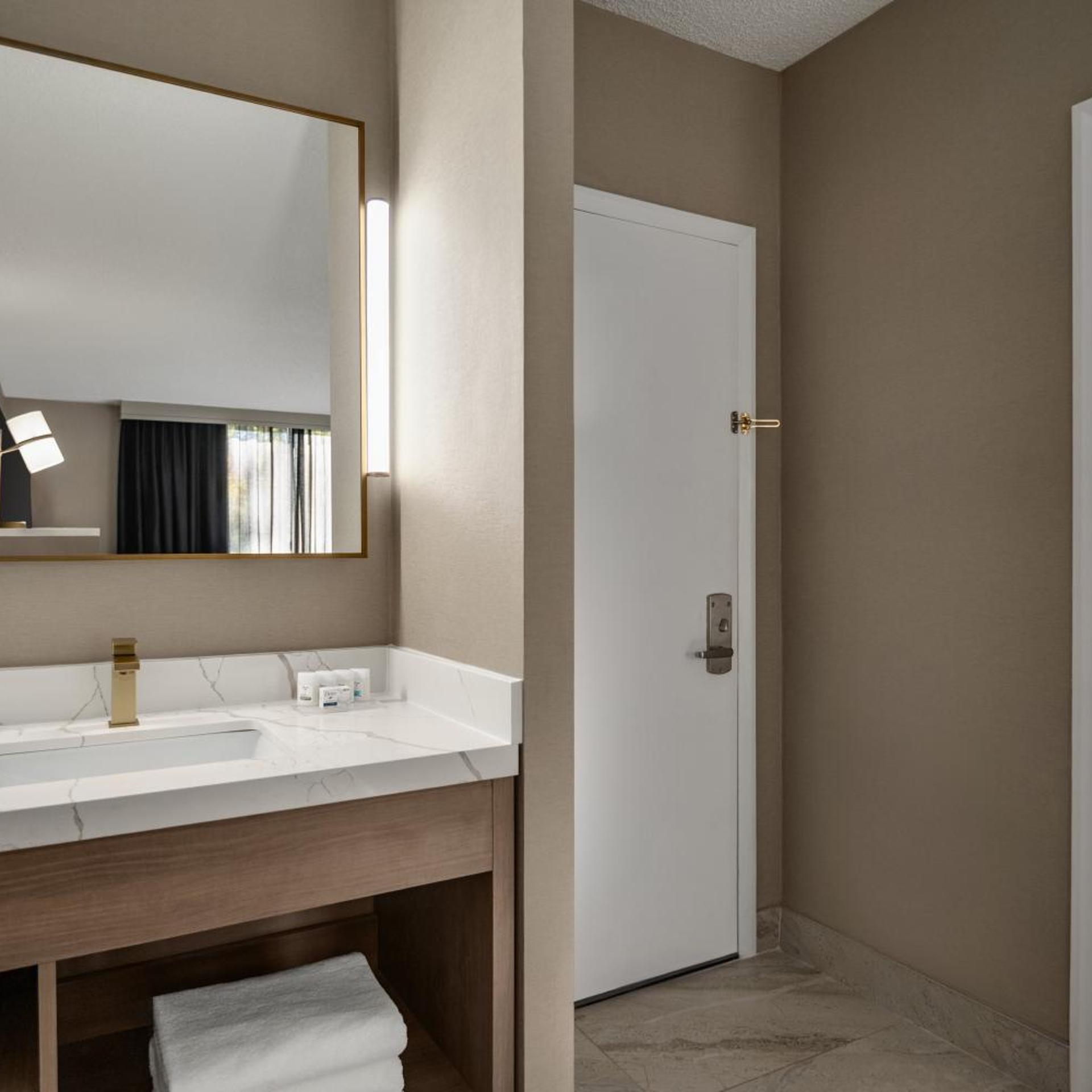 Room, 2 Queen Beds, Pet Friendly, Radisson Hotel Montreal Airport 6/7