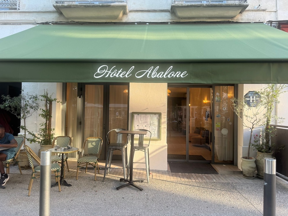 Abalone Hotel 2/46