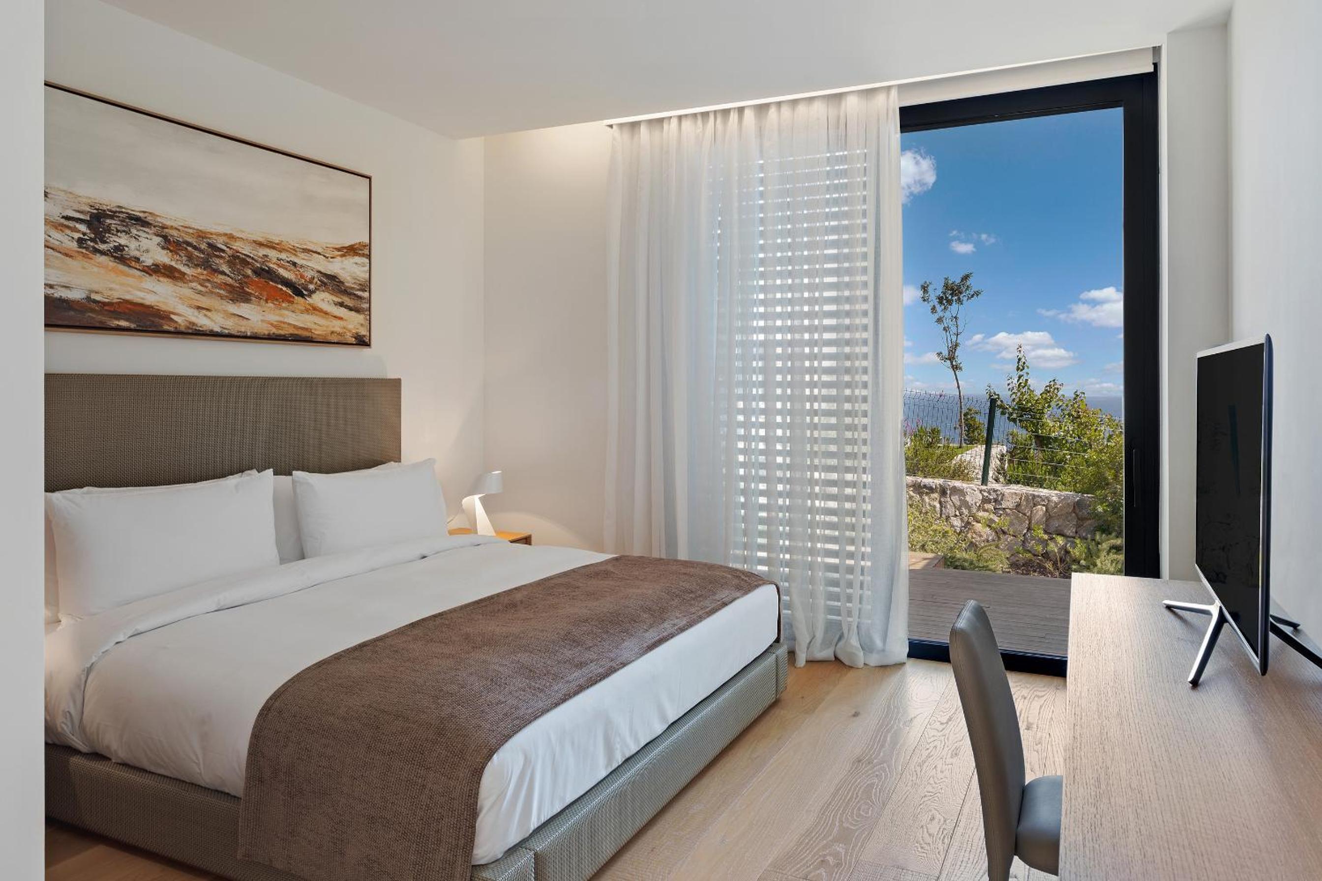 3 Bedrooms, Pool Residence