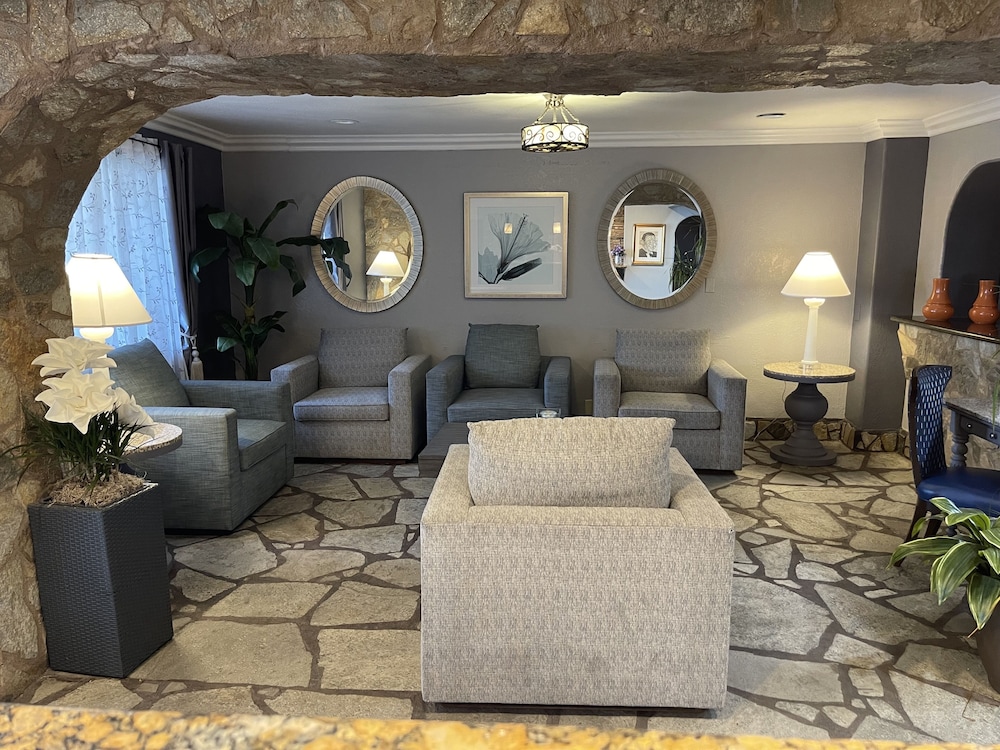 Quality Inn Suites Near the Border 47/67