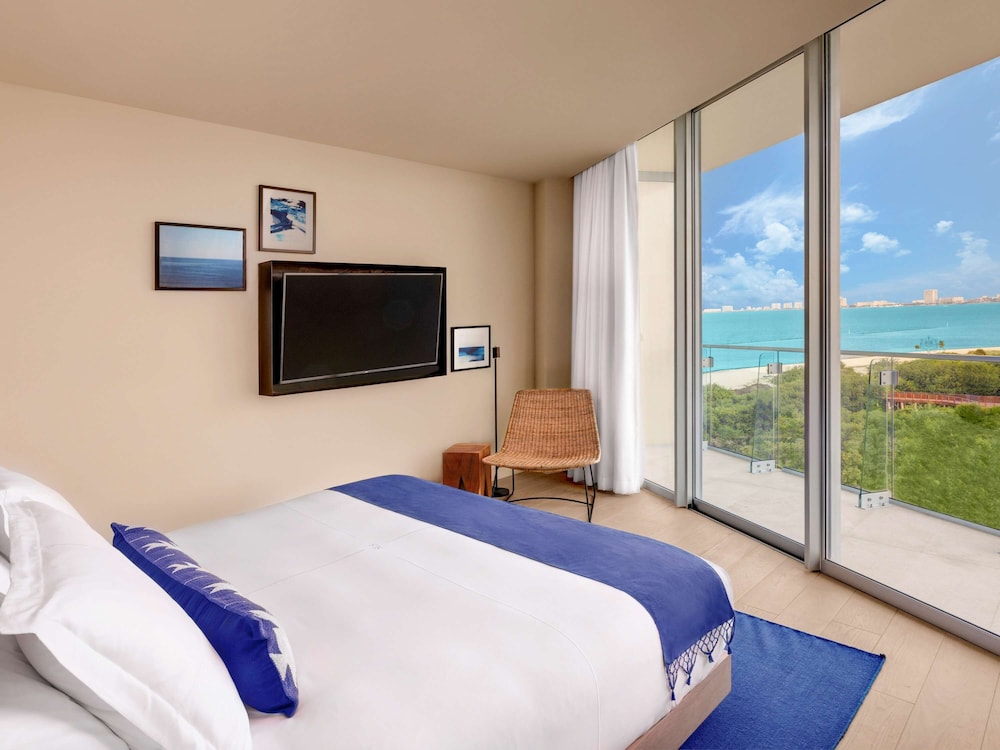 DELUXE, KING BED, OCEAN FRONT
