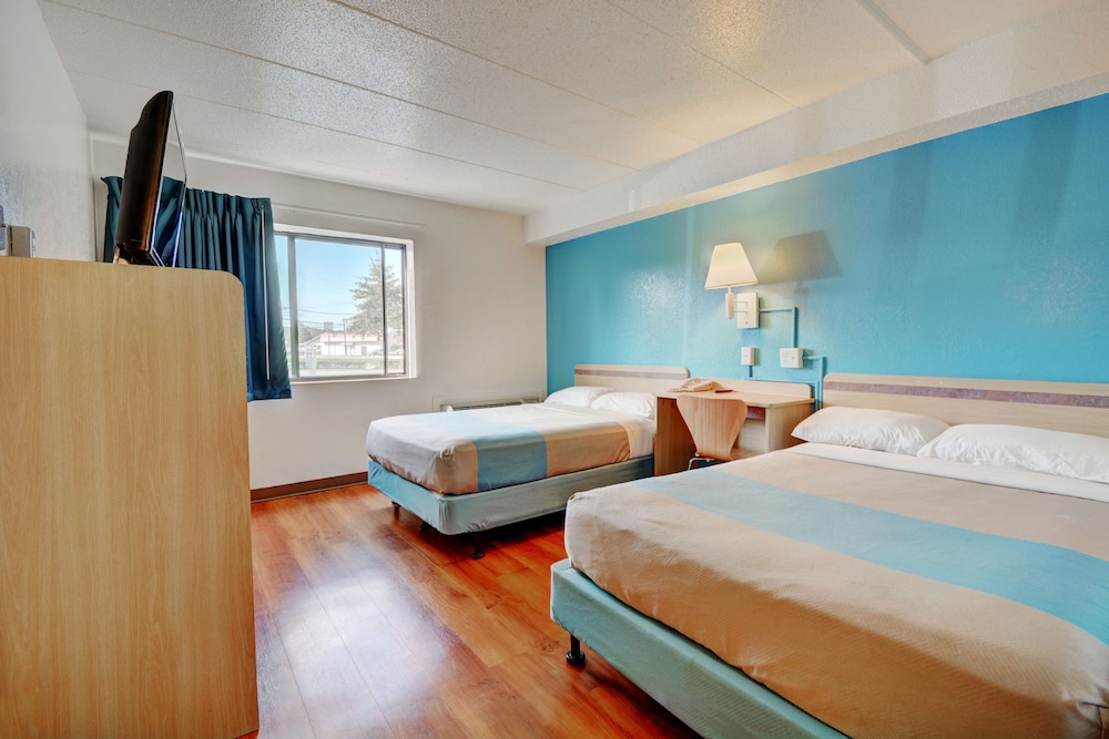 غرفة قياسية رباعية بسريرين كوين، Motel6 Newport, RI 5/10