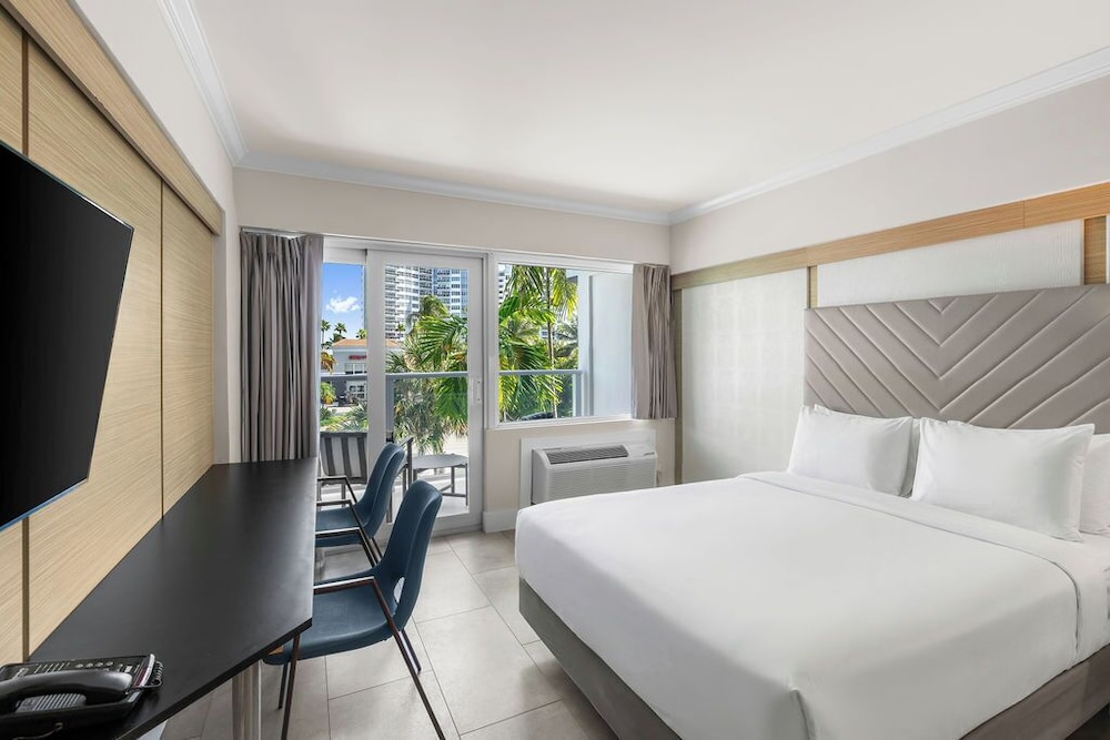 Superior Queen/Queen Balcony, The Garden Hotel and Resort 3/10