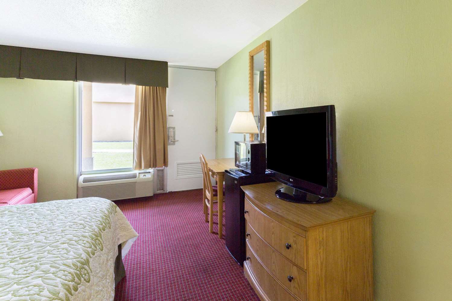 Days Inn By Wyndham Washington 14/17