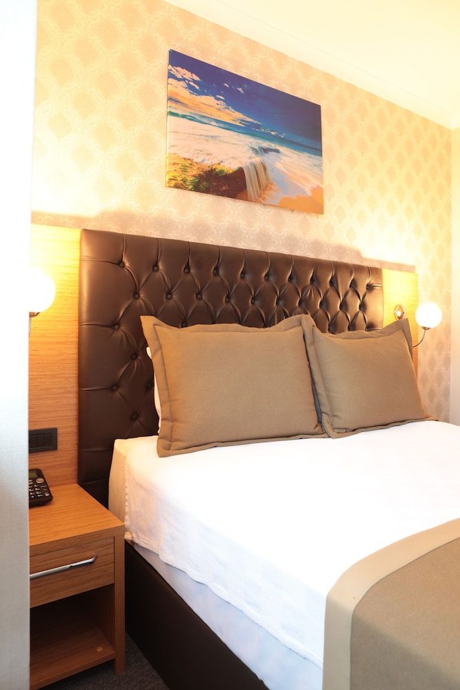 Grand Lark Otel 28/50