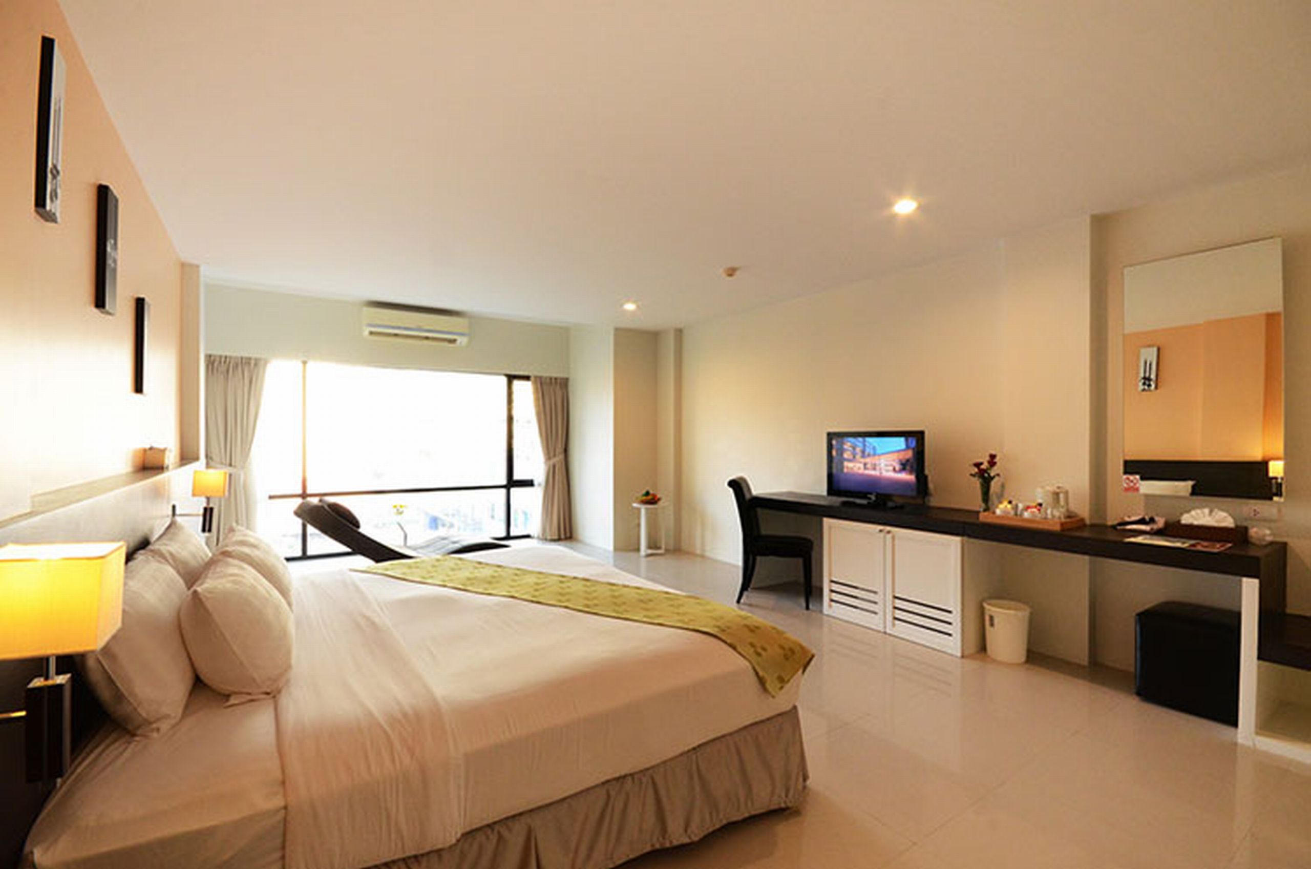 VIEW PENT BALCONY