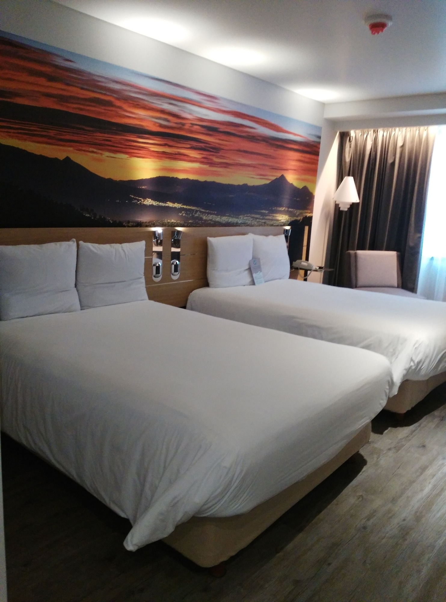 EXECUTIVE, 2 DOUBLE BEDS