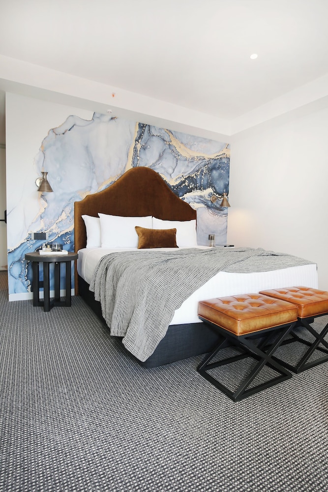 LAKE JINDABYNE HOTEL 28/75
