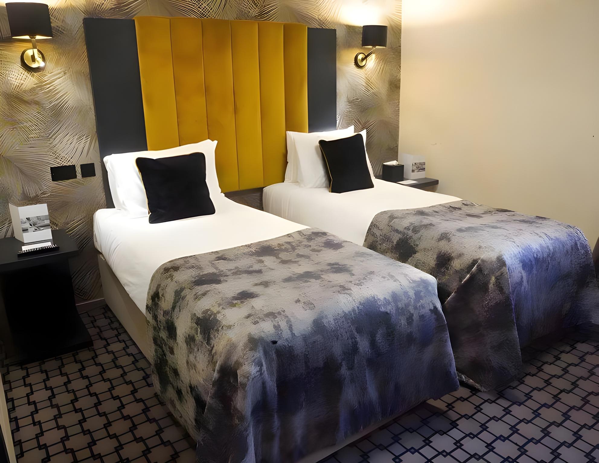 Guest Room, Twin Beds