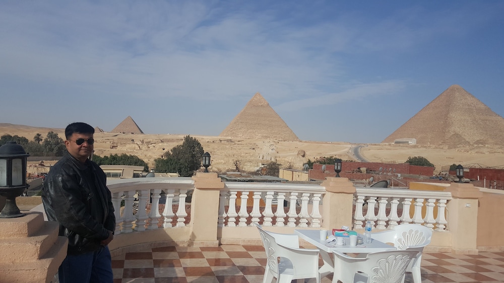 Royal Pyramids Inn 44/50
