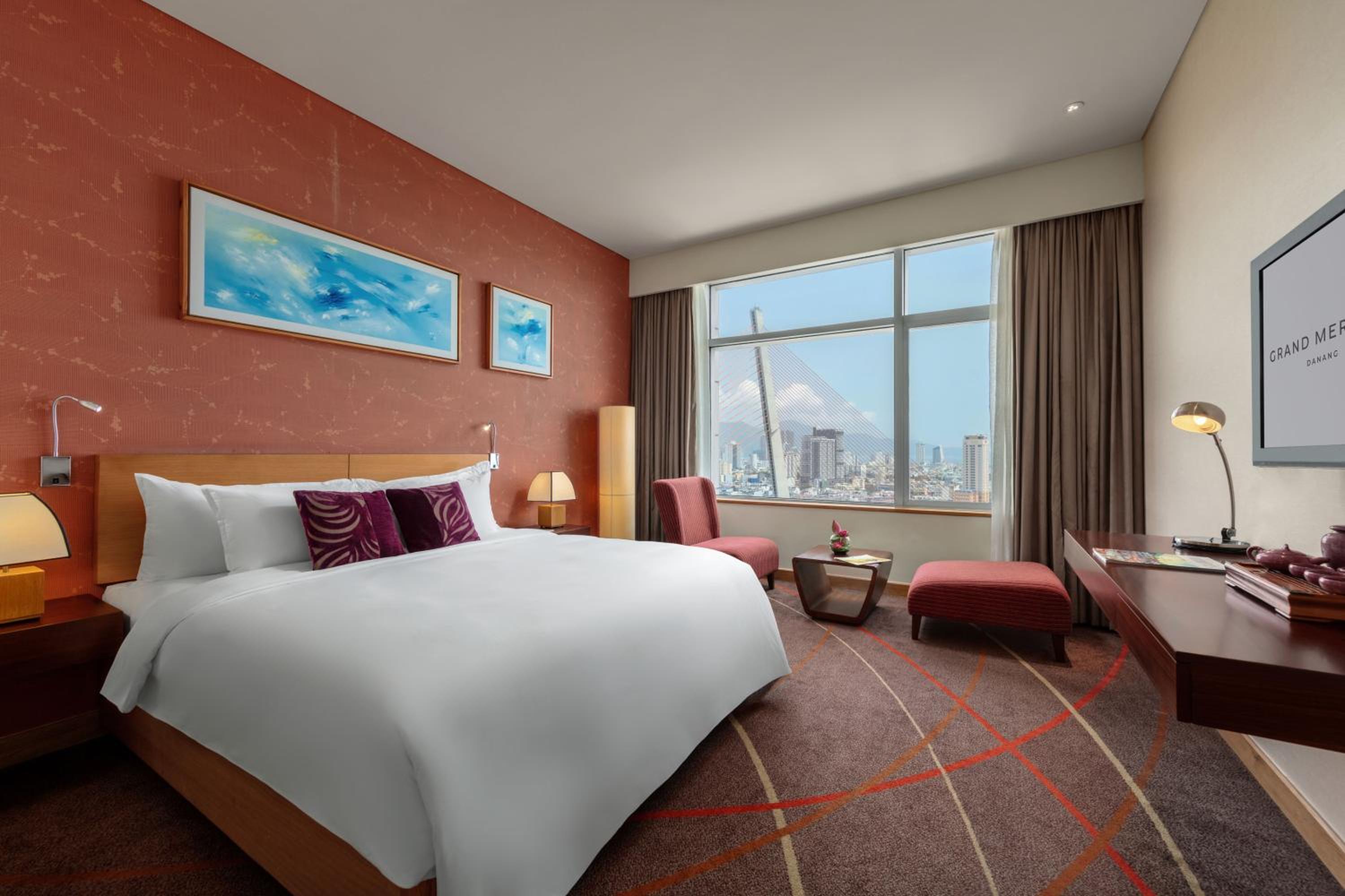 Superior, Queen Bed, Rainbow Bridge and River View