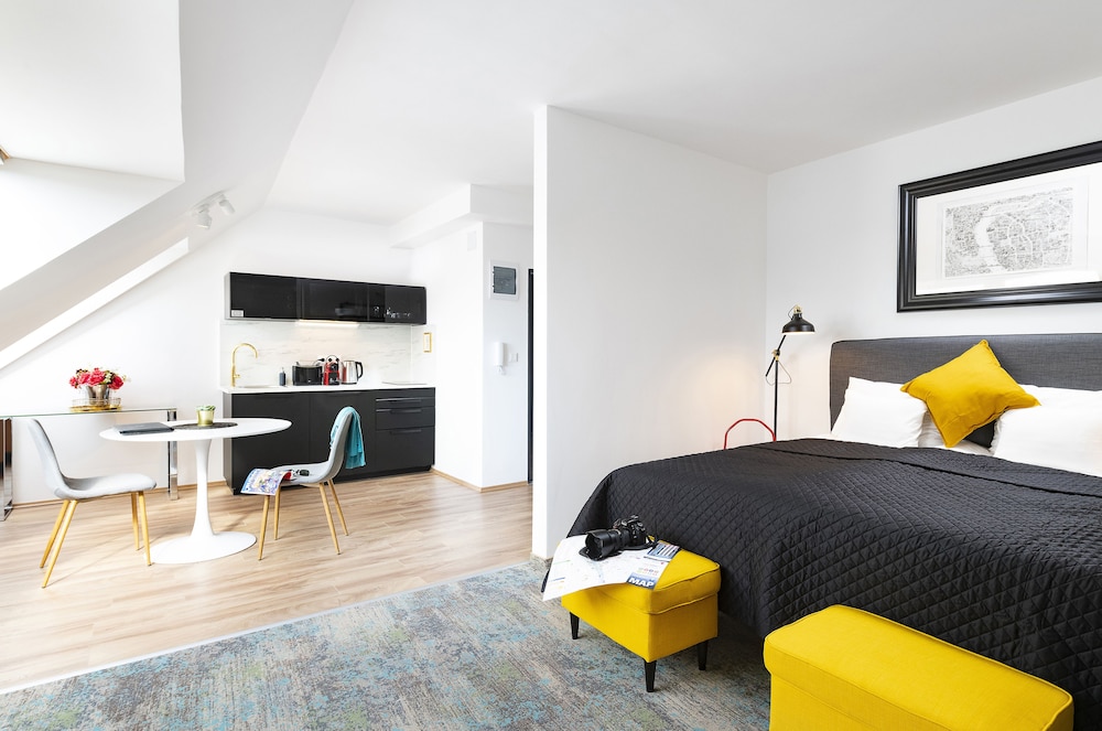 STUDIO, KING BED