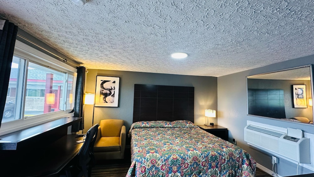 Catalina Airport Motel 7/42