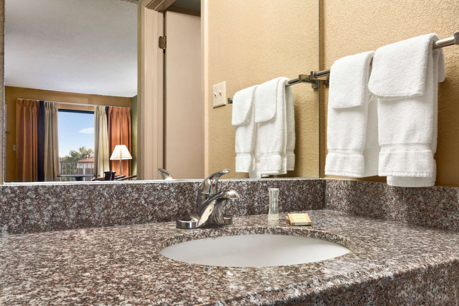 Super 8 by Wyndham Hattiesburg North/University Area 6/7