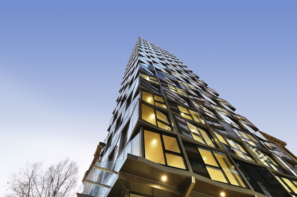 The Canvas Apartment Hotel 2/33