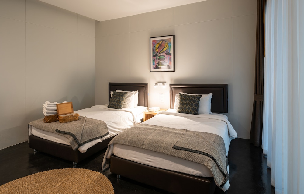 SUPERIOR, TWIN BEDS