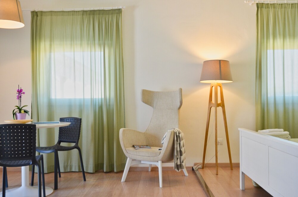 Petit Hotel 27/50