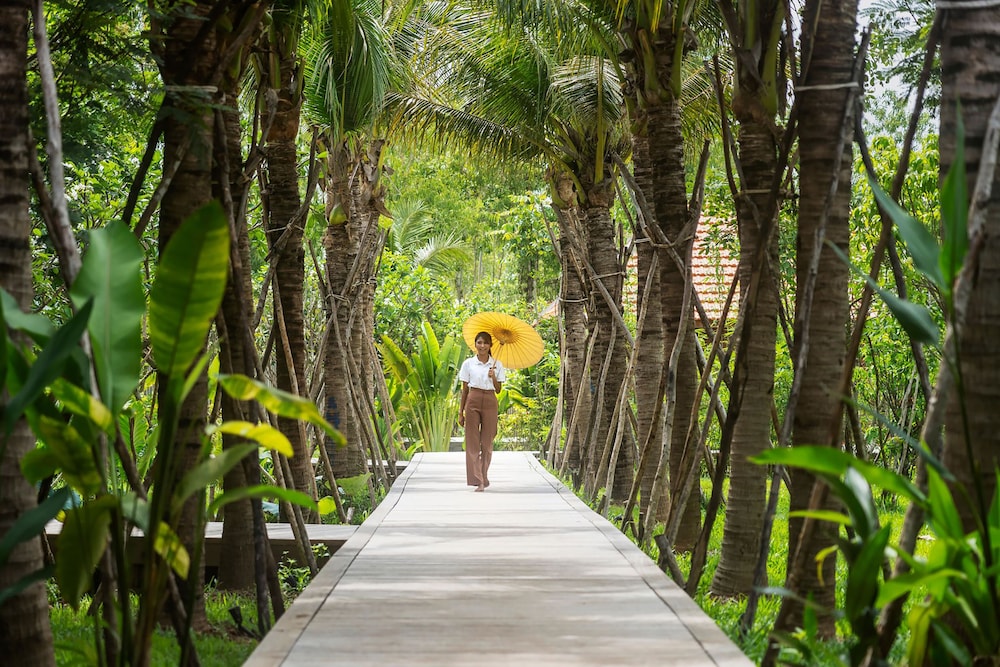 Farmhouse Boutique Resort 40/50