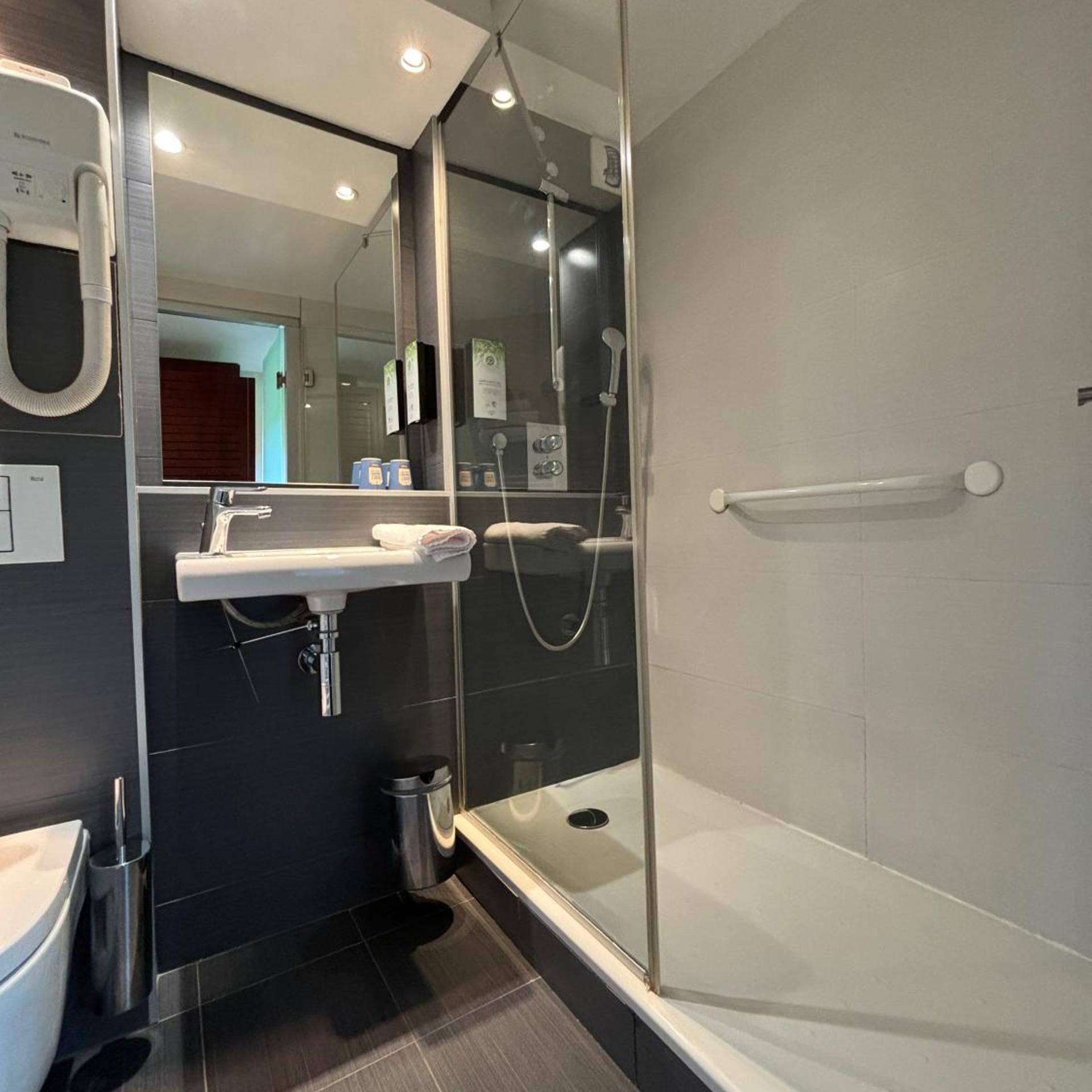 غرفة ثلاثية بسرير مزدوج وسرير فردي، KYRIAD BORDEAUX - LORMONT 10/10