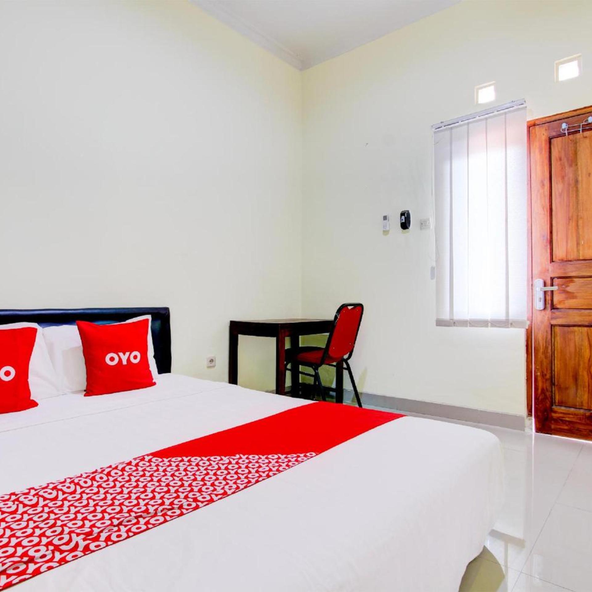 غرفة ديلوكس بسرير مزدوج، Hotel O Sleman Near Bandara Adi Sutjipto Formerly Joglo Sorogenen 2/5