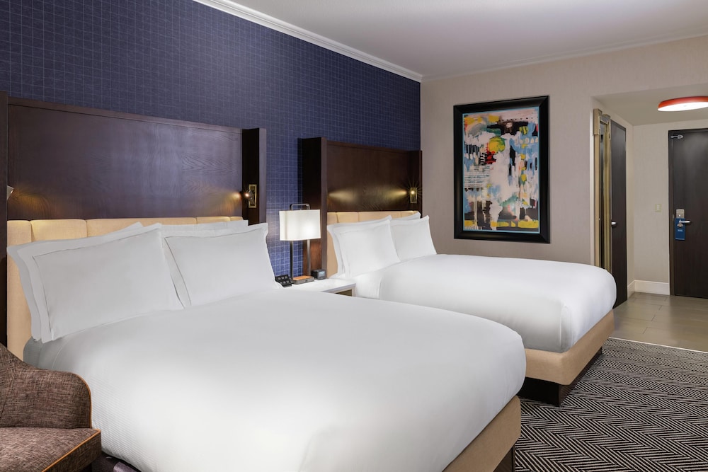 PREMIUM, 2 QUEEN BEDS, BATHTUB, ACCESSIBLE