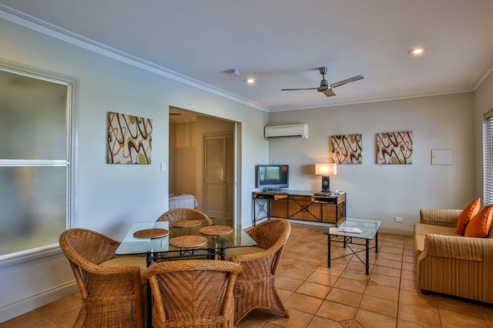 Moonlight Bay Suites 24/41