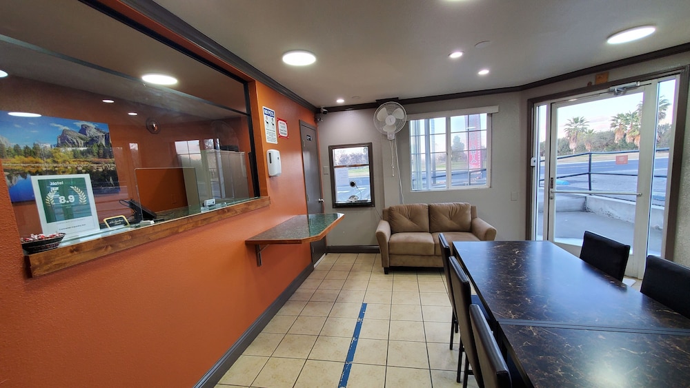 CORCORAN COUNTRY INN 29/48