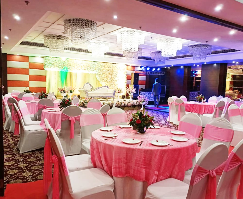 DS Clarks Inn Gurgaon 30/42