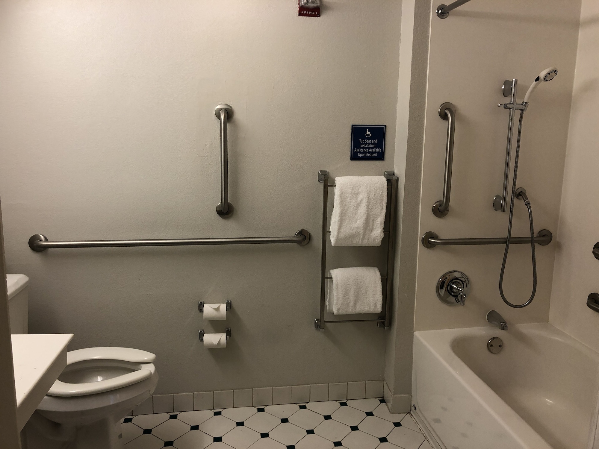 غرفة بسريرين مزدوجين بإطلالة على المسبح لذوي الإعاقة، La Quinta Inn by Wyndham Austin Oltorf 5/5