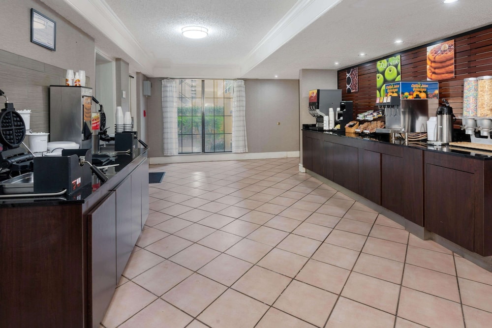 Super 8 by Wyndham The Woodlands North 9/40