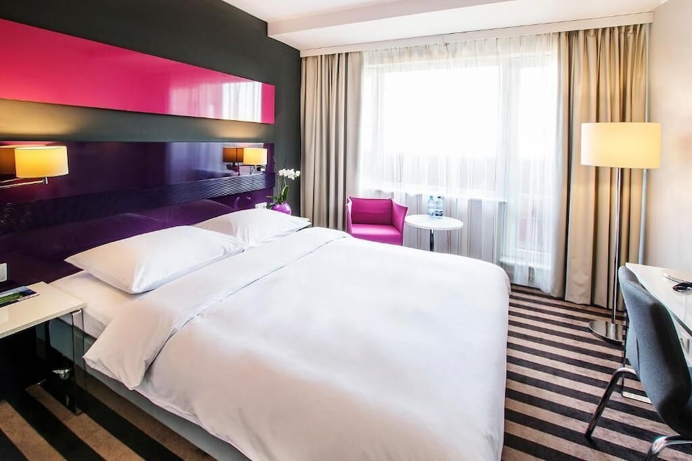Room, Single, Queen Bed