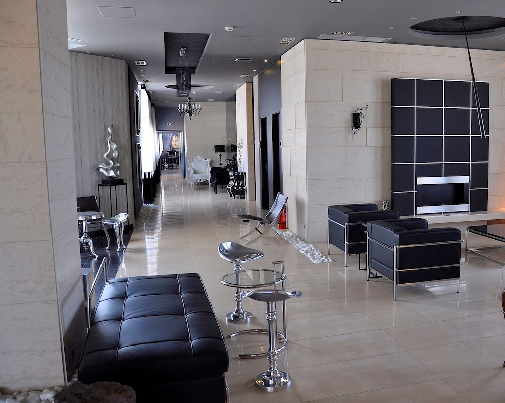 Gallery Art Hotel 62/68