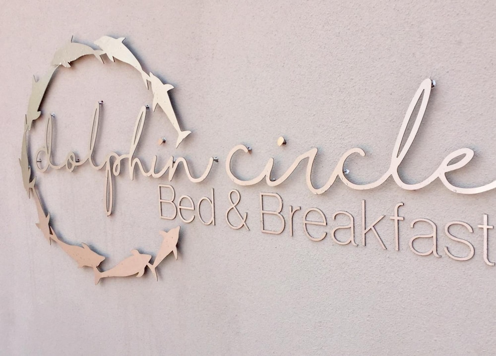 Dolphin Circle Bed and Breakfast 25/50