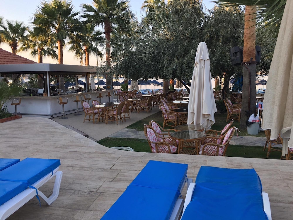 Nagi Beach Hotel 15/70