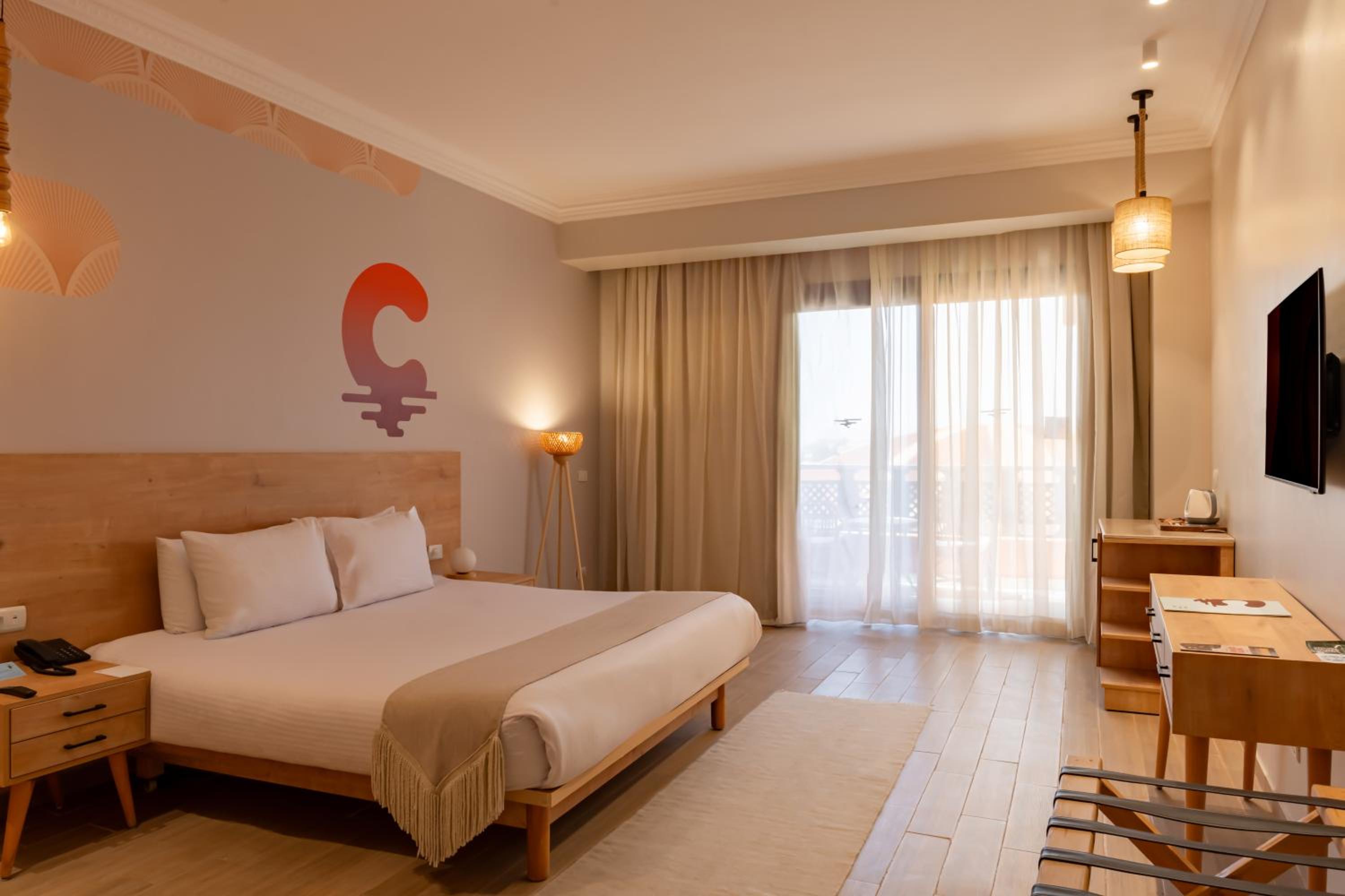 جناح عائلي ديلوكس بسرير كوين وسريرين منفصلين بإطلالة على الحديقة