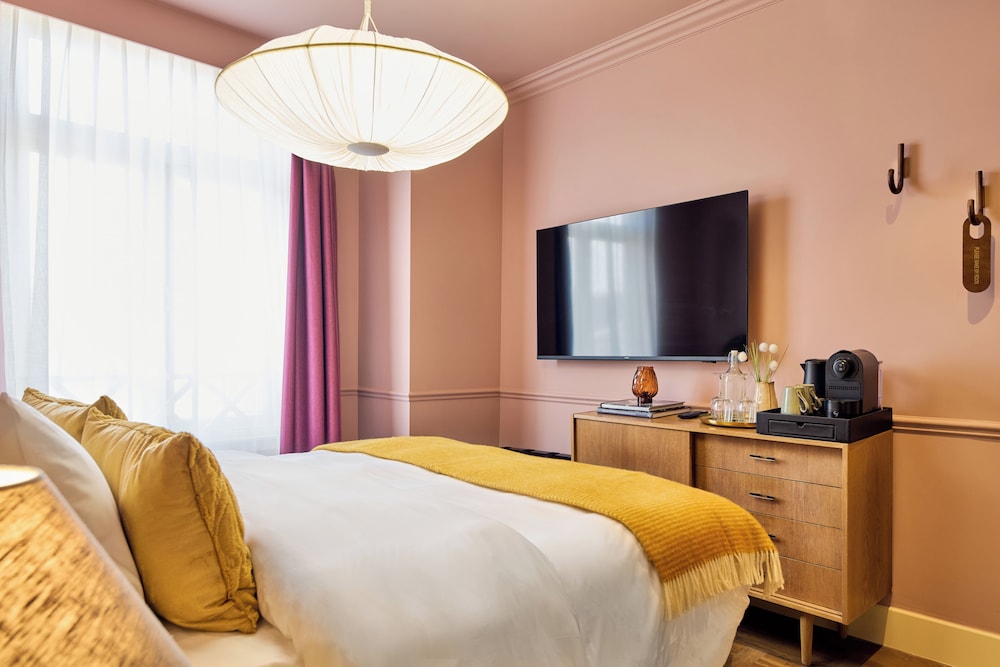 Tiny, Queen Bed