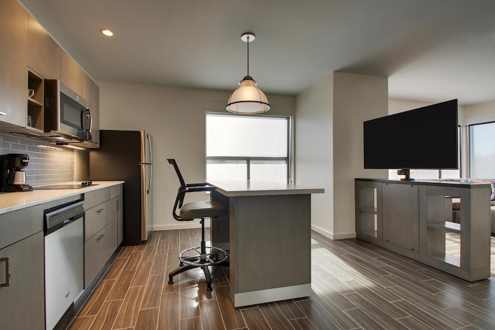 Hyatt House Oak Brook 32/64